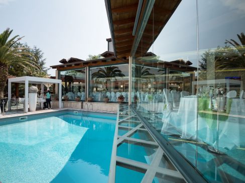 lussuosa location per cerimonie a spigno saturnia, con piscine, giardino curatissimo, sala ristorante e ampio gazebo