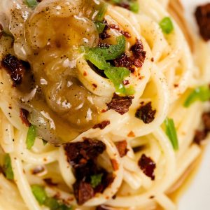 pasta con pesce e pomodori secchi cucinati dallo chef riccardo di giacinto, 1 stella michelin del ristorante all'oro di roma