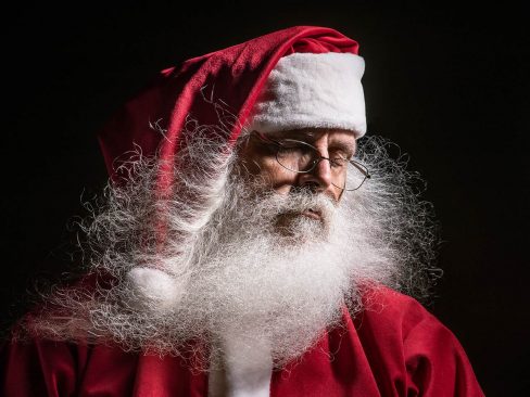 babbo natale su sfondo nero con occhi chiusi