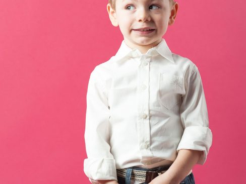 bimbo con camicia bianca e jeans bellissimo con sguardo furbetto