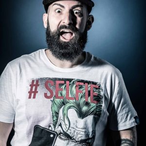 ragazzo sbalordito, maglietta con jocker, cappellino con visiera