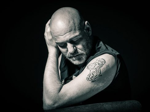 uomo pelato con barba e occhi chiusi