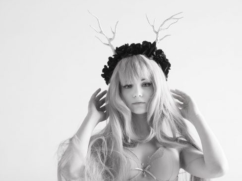 cosplay ragazza con corna e ghirlanda di fiori