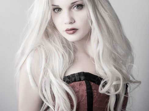 ragazza cosplayer con corpetto rosso e capelli bianchi lunghissimi