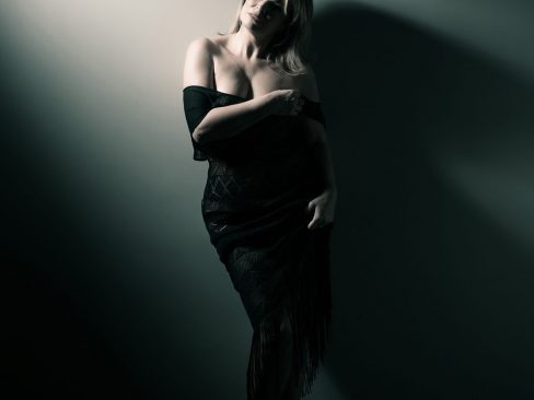 sensuale cinquantenne bionda scalza