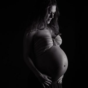 donna incinta bellissima in silhouette su sfondo nero