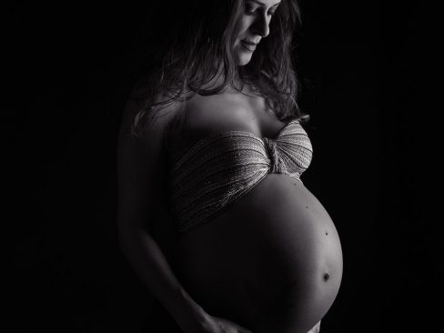 donna incinta bellissima in silhouette su sfondo nero