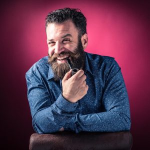 barba lunga, pipa e sguardo divertito