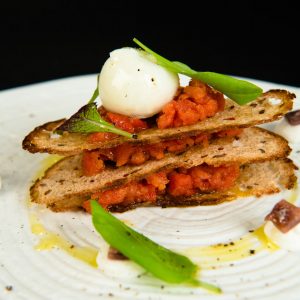 rivisitazione pane pomodoro e mozzarella dello chef riccardo di giacinto, ristorante all'oro 1 stella michelin roma