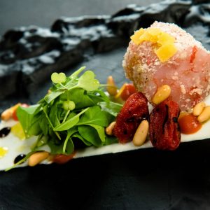 piatto di pesce realizzato al ristorante all'oro roma dallo chef stellato riccardo di giacinto